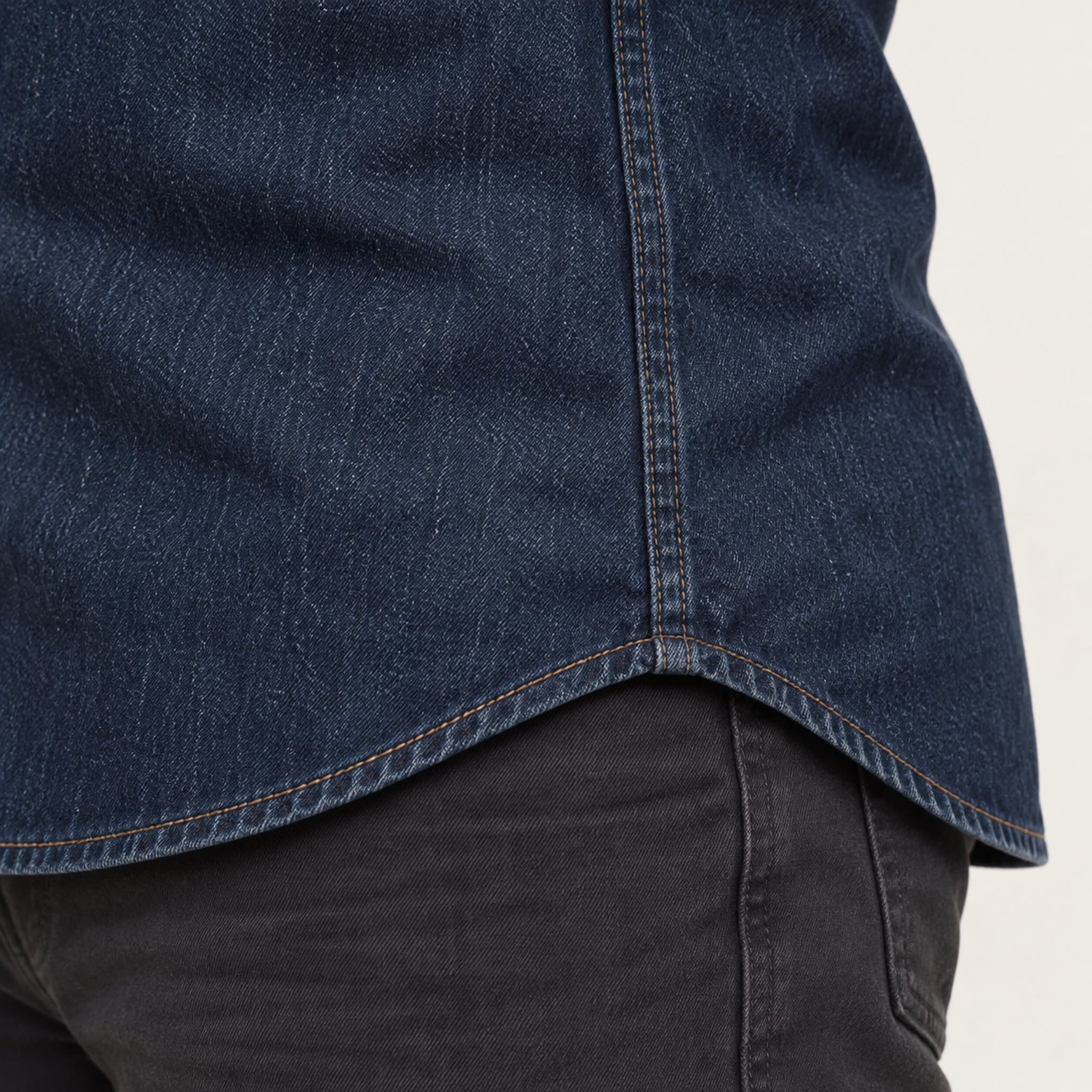 Camisa de trabalho na cor Índigo, detalhe