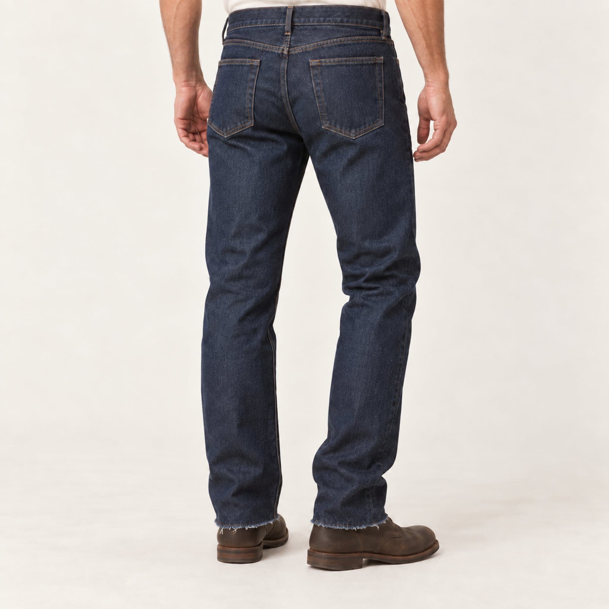 Jeans reto na cor Índigo, no corpo, costas