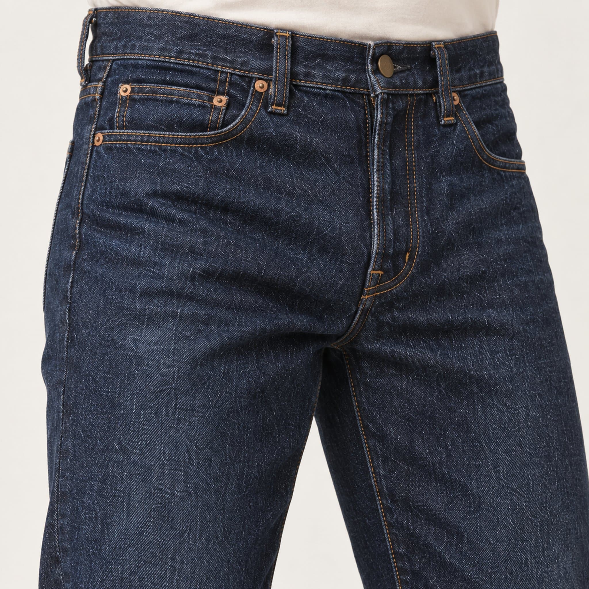 Jeans reto na cor Índigo, detalhe