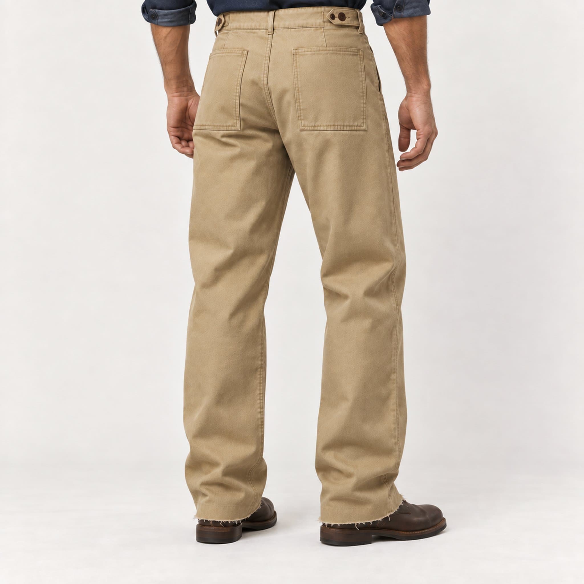 Calça fatigue na cor Aveia, no corpo, costas