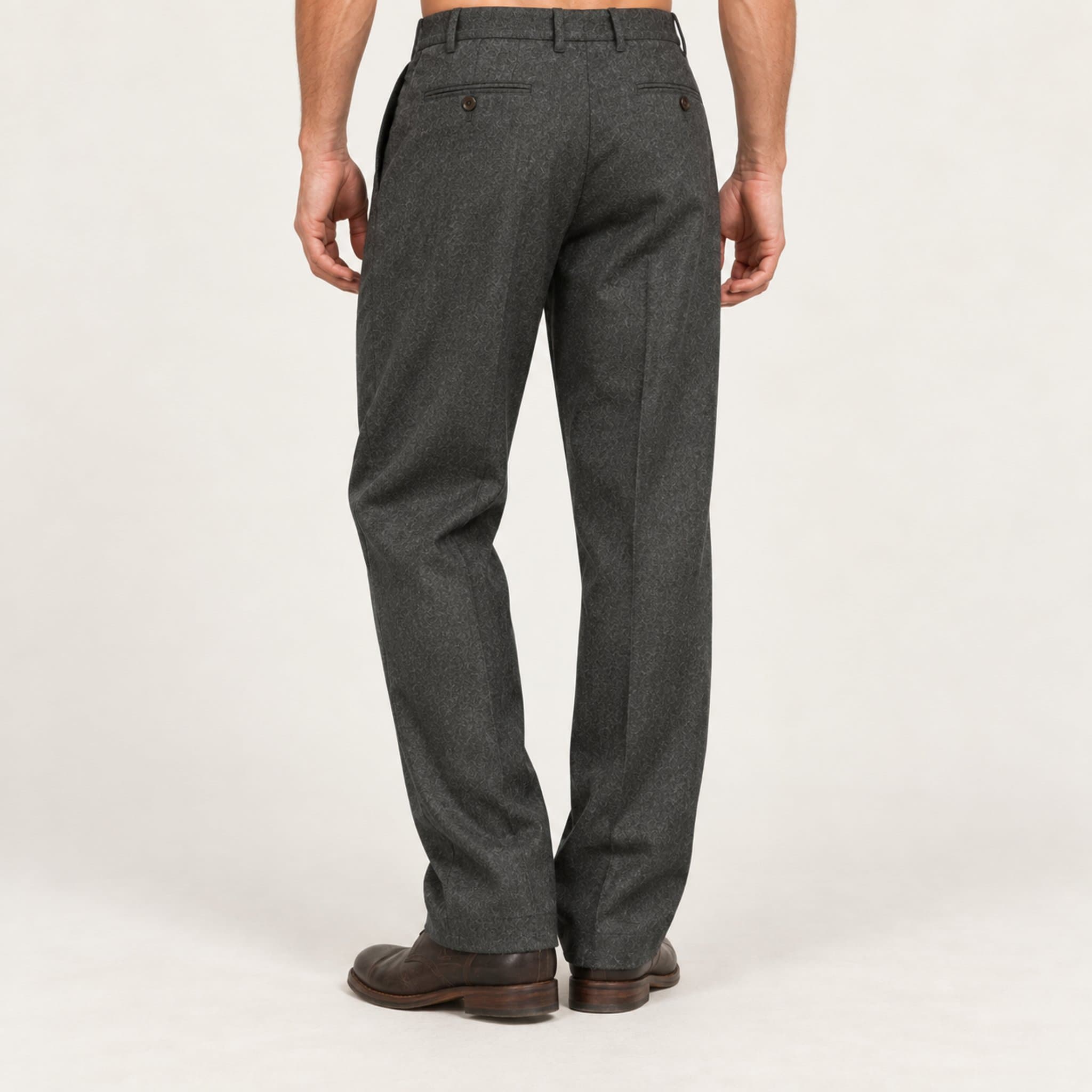 Calça com pregas na cor Chumbo, no corpo, costas