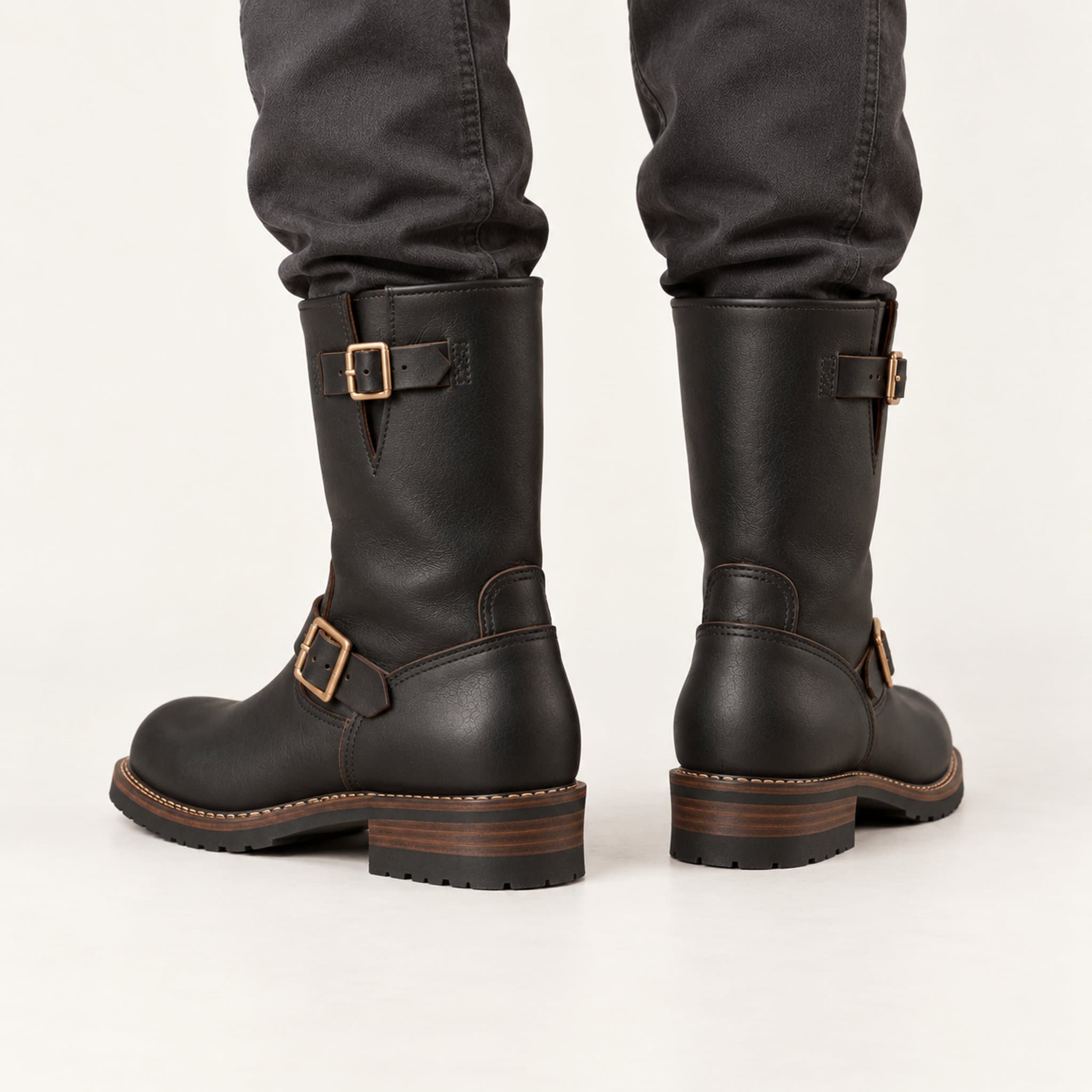 Bota engineer na cor Preto, no corpo, costas