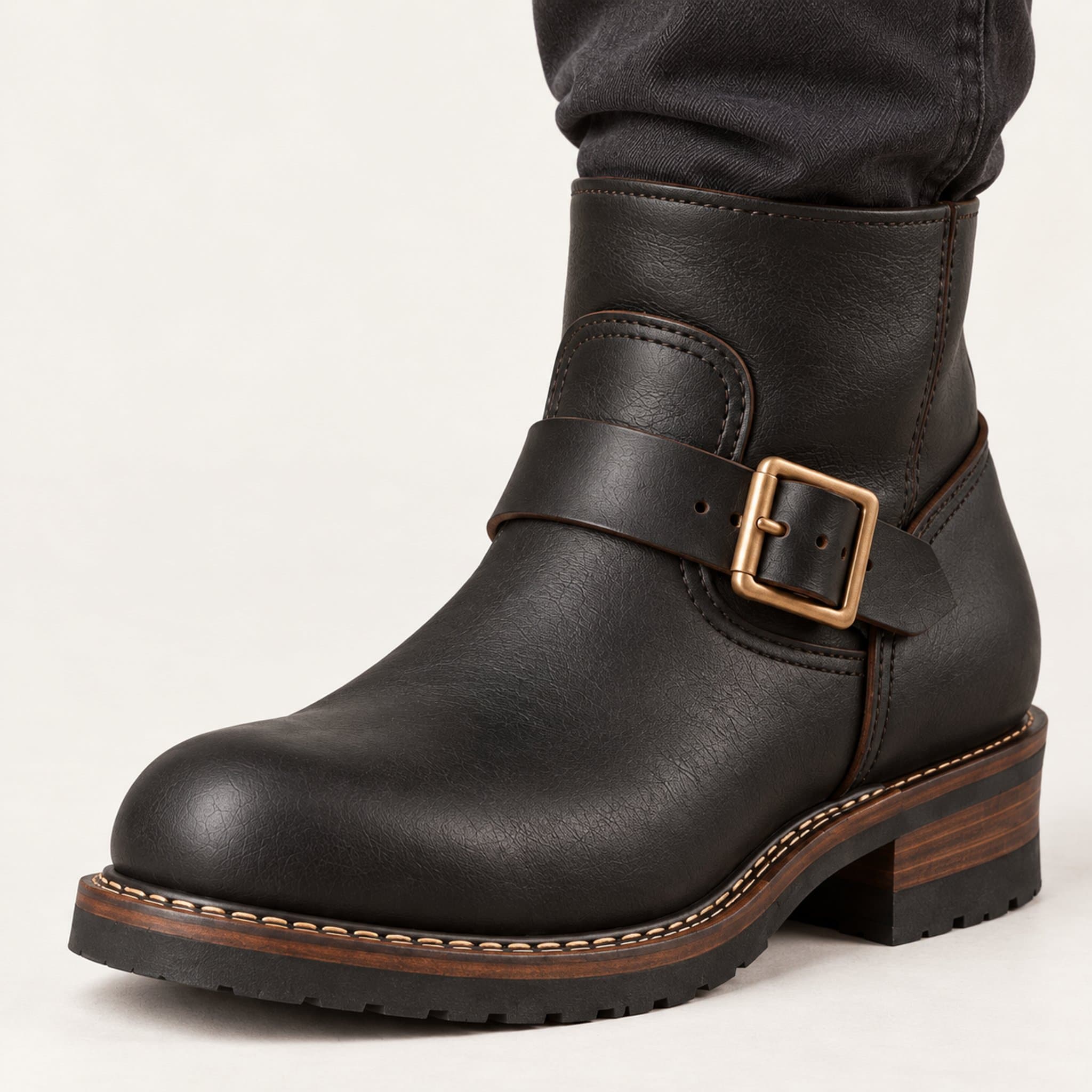 Bota engineer na cor Preto, detalhe