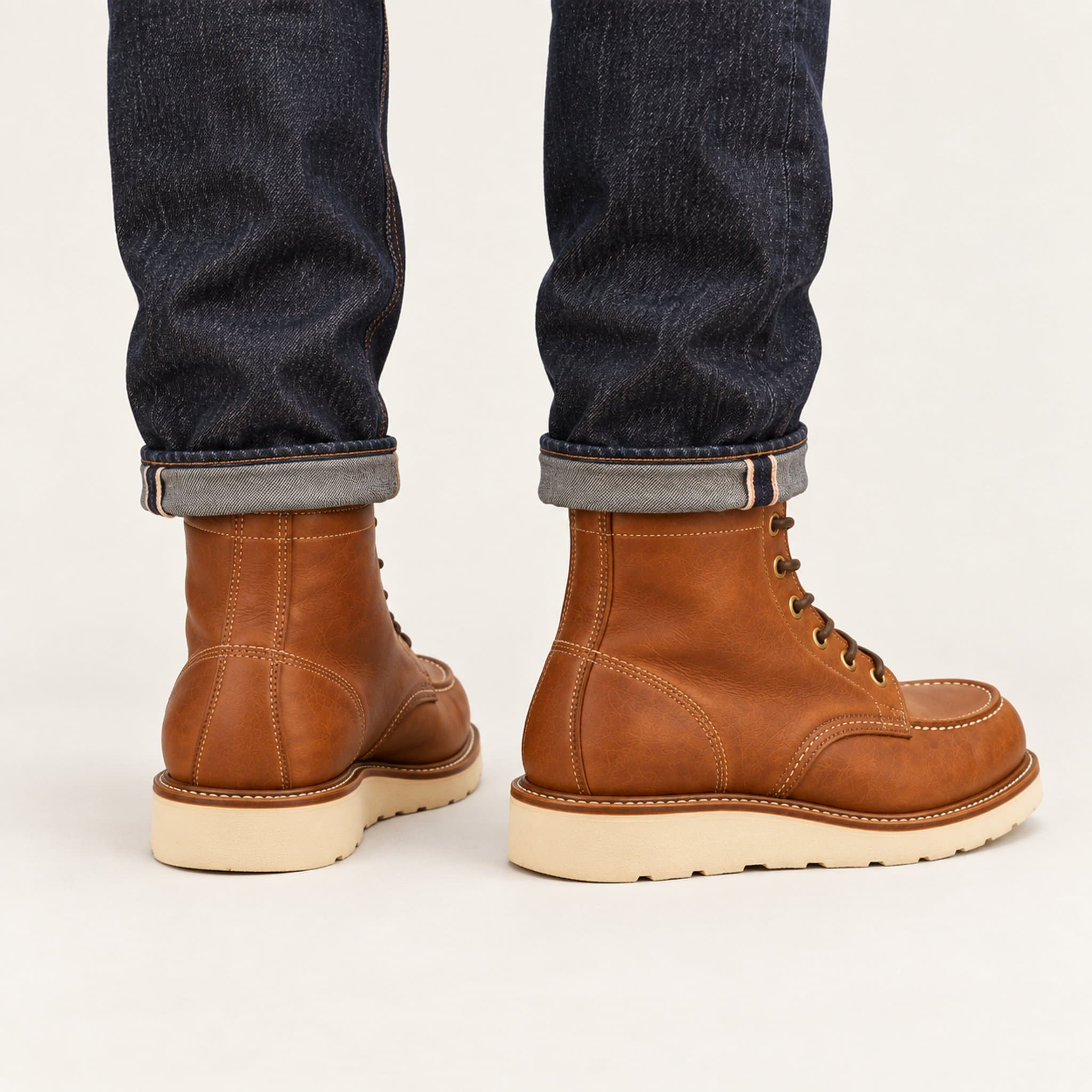 Bota moc toe na cor Caramelo, no corpo, costas